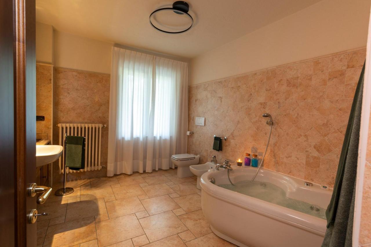 Villa Mara - Aosta - 200 Mq - Wifi - Jacuzzi - Parcheggio - Giardino Bagian luar foto
