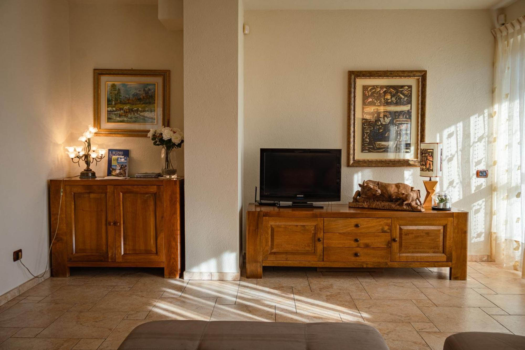 Villa Mara - Aosta - 200 Mq - Wifi - Jacuzzi - Parcheggio - Giardino Bagian luar foto